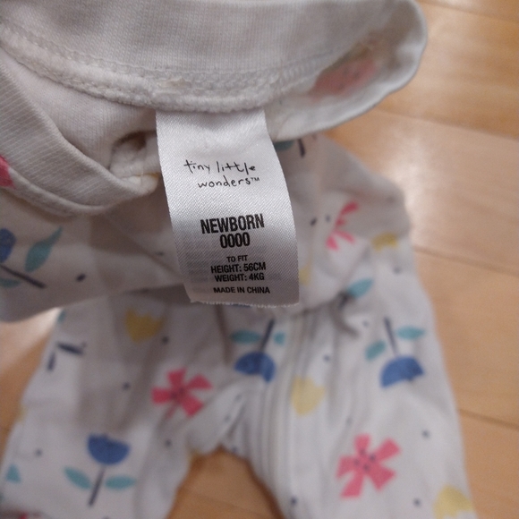 4/20$ NB tiny little wonders flower footie pyjama - Picture 3 of 4
